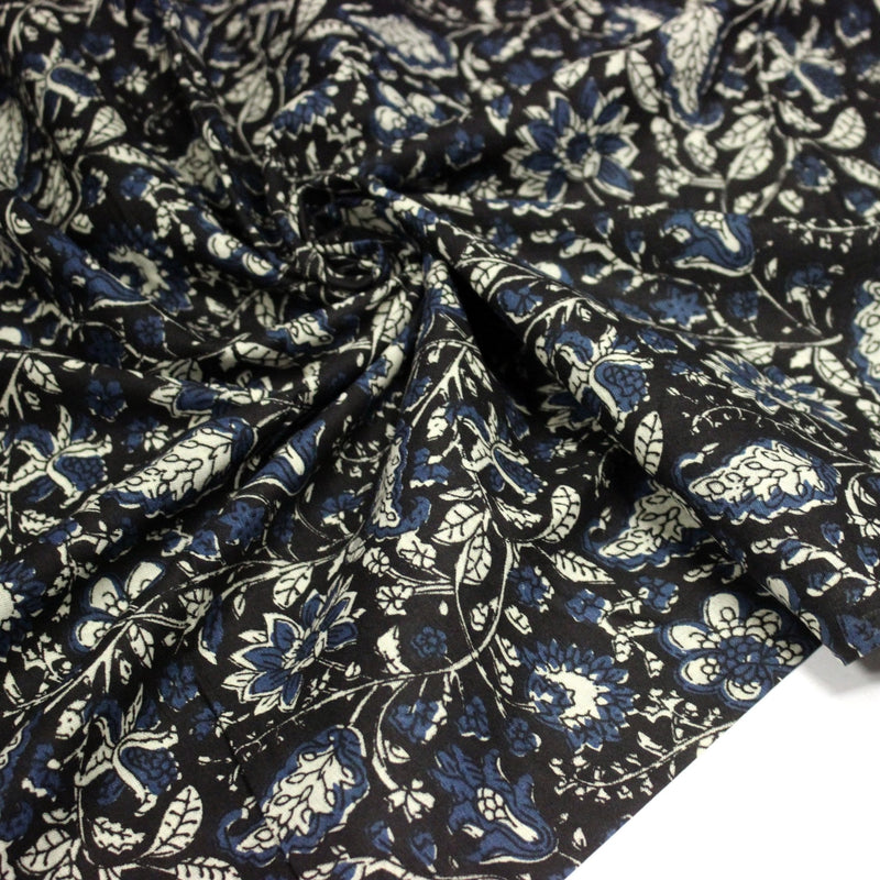 Tissu coton fin imprimé INDIENNES noir aux fleurs traditionnelles indiennes écrues et bleu Prusse - tissuspipi.com