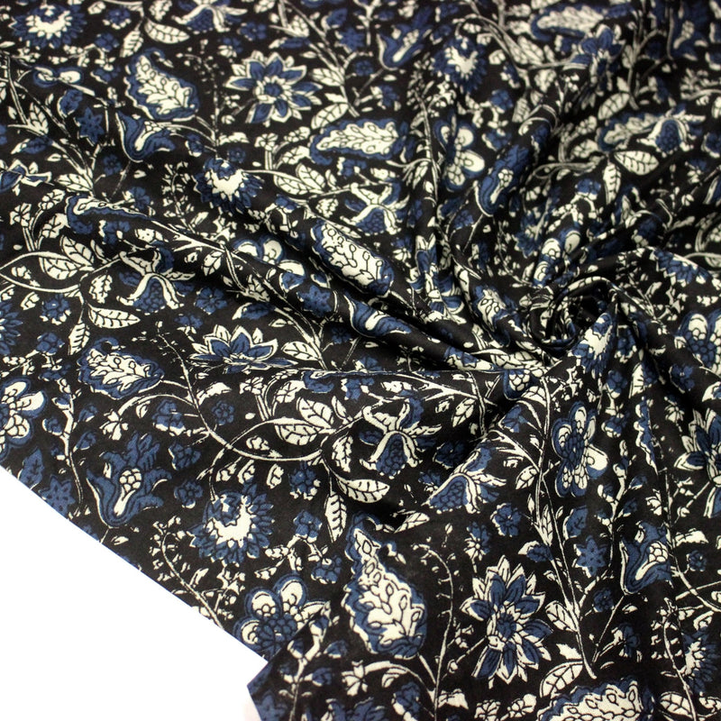 Tissu coton fin imprimé INDIENNES noir aux fleurs traditionnelles indiennes écrues et bleu Prusse - tissuspipi.com