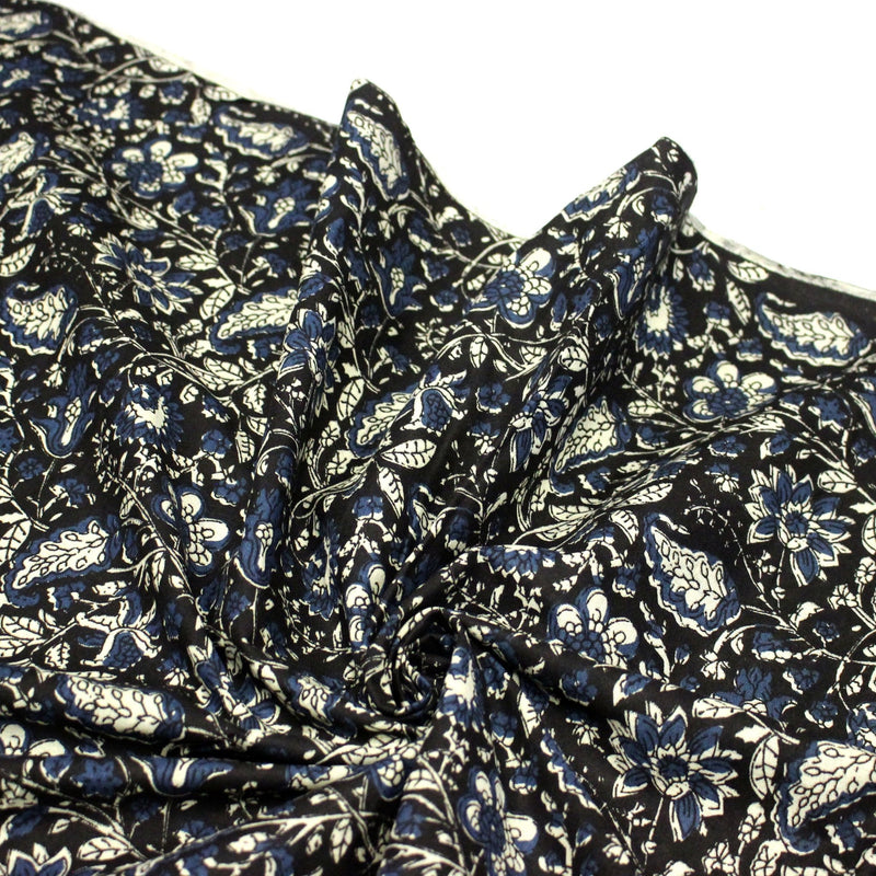 Tissu coton fin imprimé INDIENNES noir aux fleurs traditionnelles indiennes écrues et bleu Prusse - tissuspipi.com