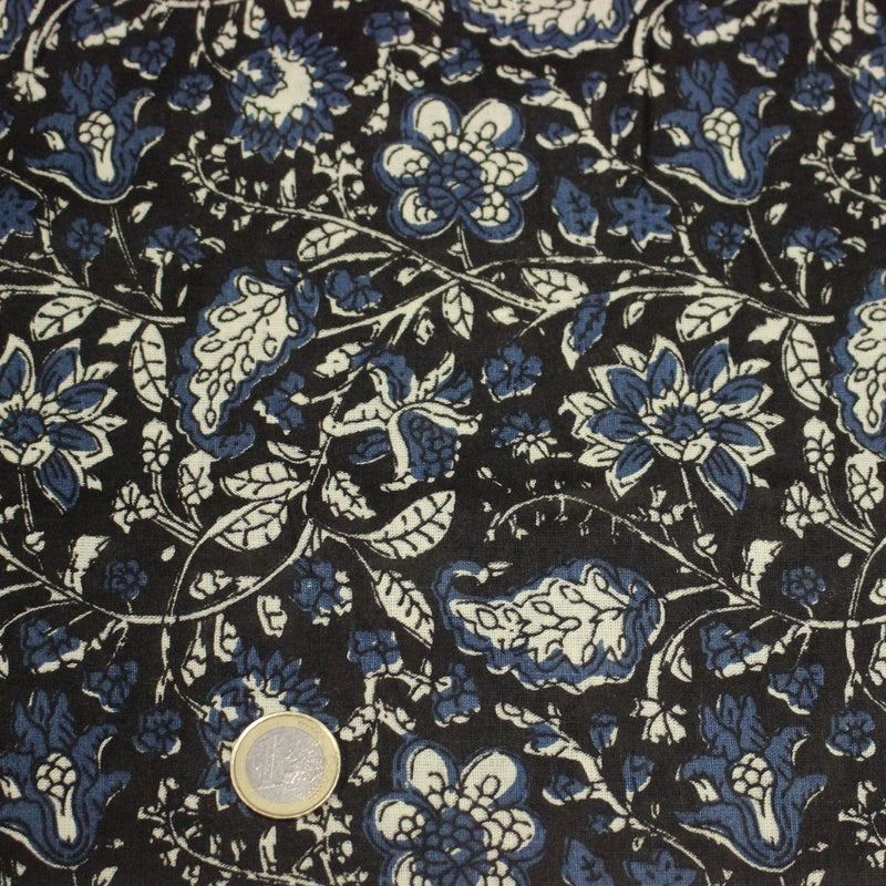 Tissu coton fin imprimé INDIENNES noir aux fleurs traditionnelles indiennes écrues et bleu Prusse - tissuspipi.com
