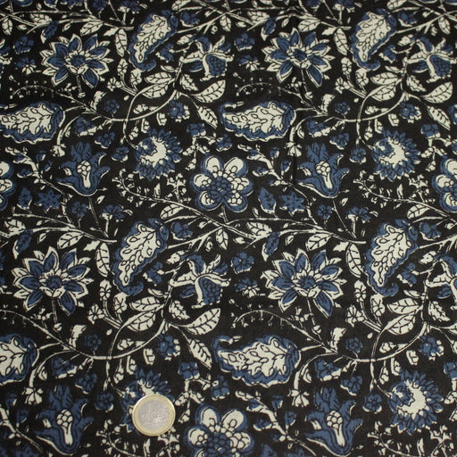 Tissu coton fin imprimé INDIENNES noir aux fleurs traditionnelles indiennes écrues et bleu Prusse - tissuspipi.com