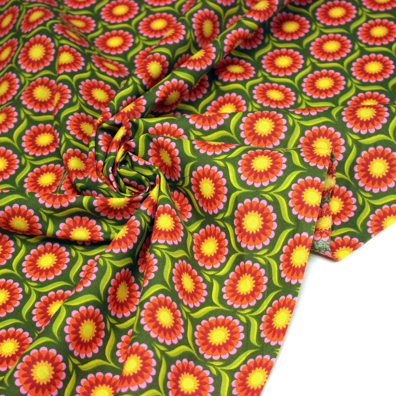 Tissu cotonnade aux fleurs SEVENTIES roses jaunes et rouges, fond kaki - OEKO-TEX STANDARD 100 - tissuspipi.com
