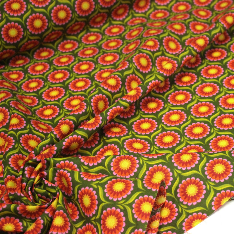 Tissu cotonnade aux fleurs SEVENTIES roses jaunes et rouges, fond kaki - OEKO-TEX STANDARD 100 - tissuspipi.com