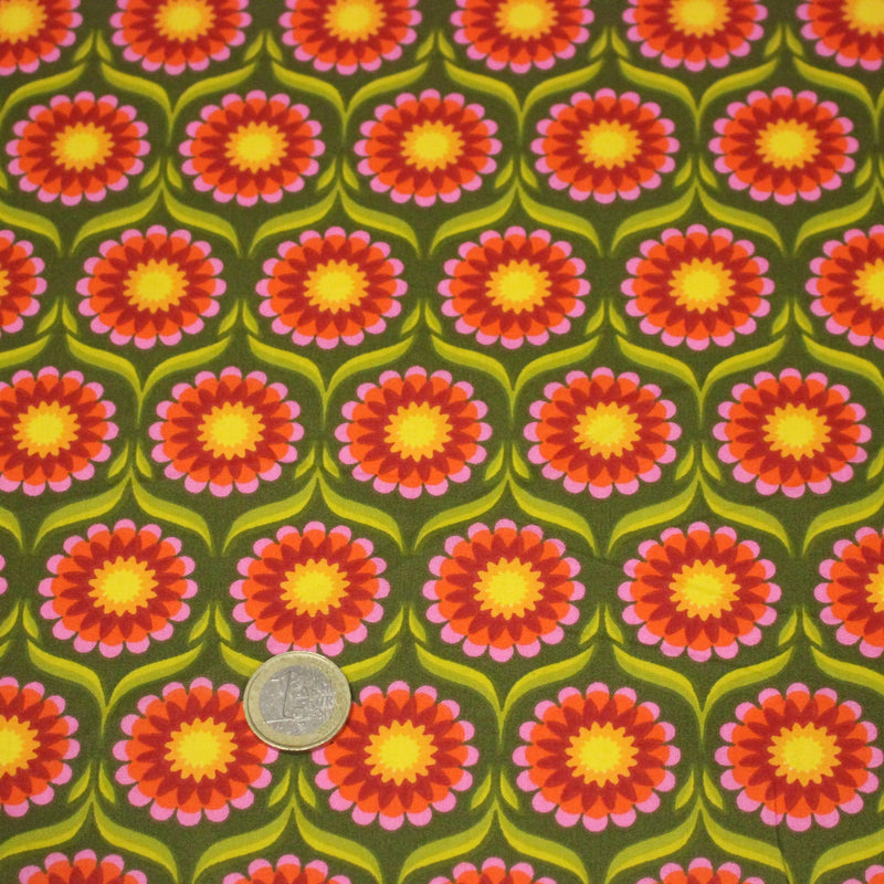 Tissu cotonnade aux fleurs SEVENTIES roses jaunes et rouges, fond kaki - OEKO-TEX STANDARD 100 - tissuspipi.com