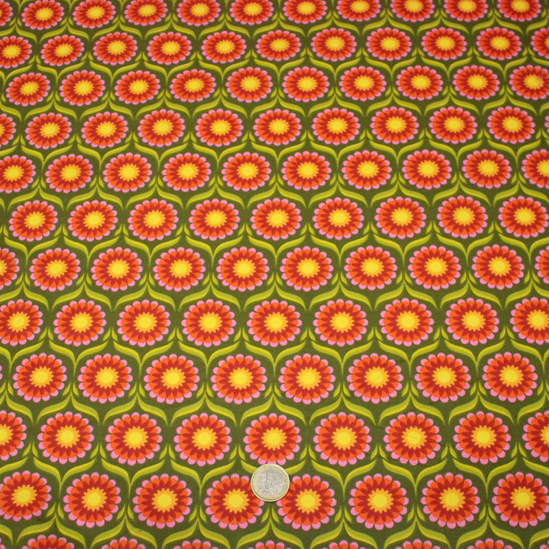 Tissu cotonnade aux fleurs SEVENTIES roses jaunes et rouges, fond kaki - OEKO-TEX STANDARD 100 - tissuspipi.com