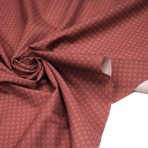 Tissu cotonnade motif japonais KA - KASURI, aux fines croix écrues, fond rouge - tissuspipi.com
