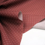 Tissu cotonnade motif japonais KA - KASURI, aux fines croix écrues, fond rouge - tissuspipi.com