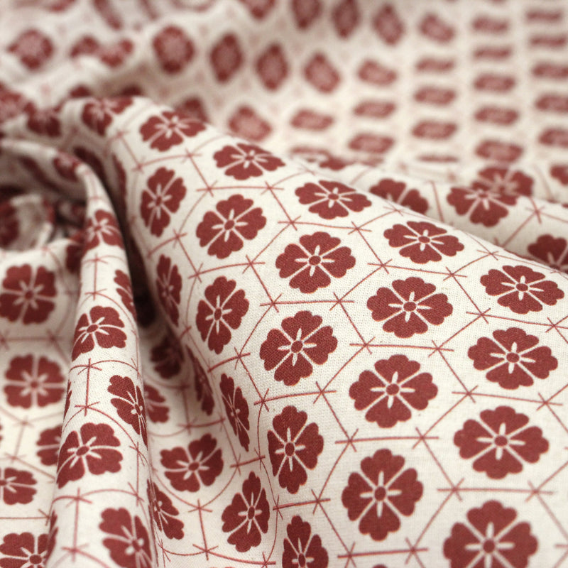 Tissu cotonnade motif japonais KIKKŌ HANABISHI, fleurs & hexagones, rouge & écru - tissuspipi.com