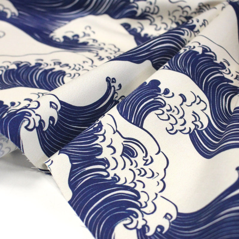 Tissu gabardine coton imprimée HOKUSAI Vagues japonaises bleues & blanc cassé - OEKO - TEX - tissuspipi.com