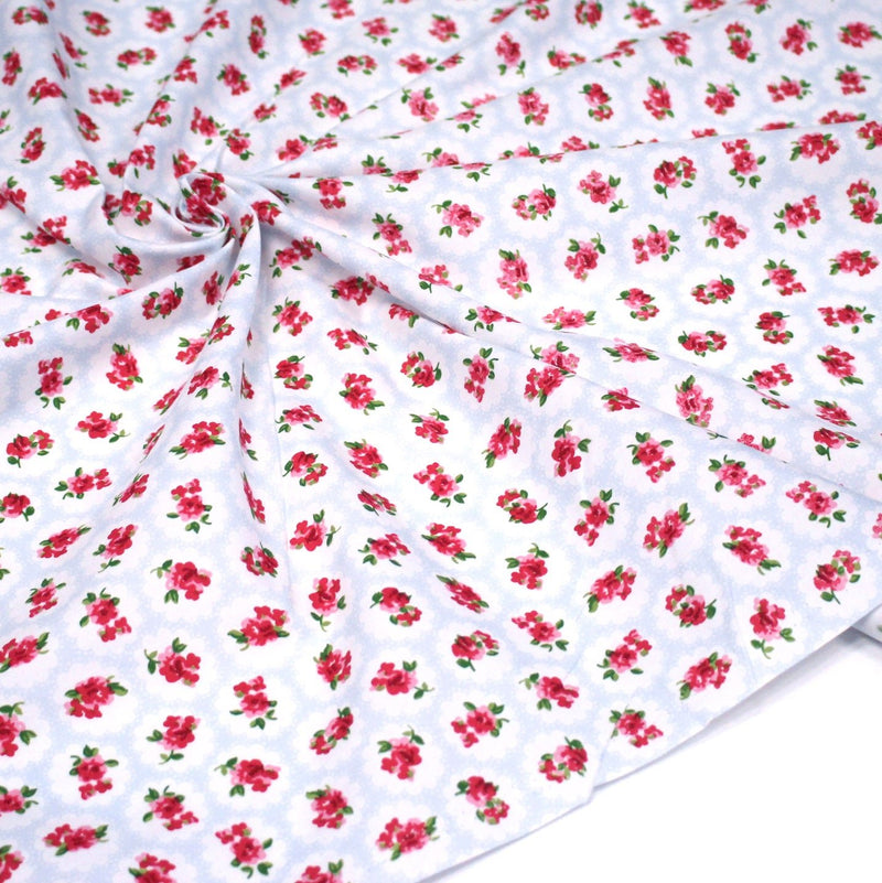Tissu popeline SHOREDITCH, motif britannique fleuri rose, fond bleu ciel & blanc - tissuspipi.com