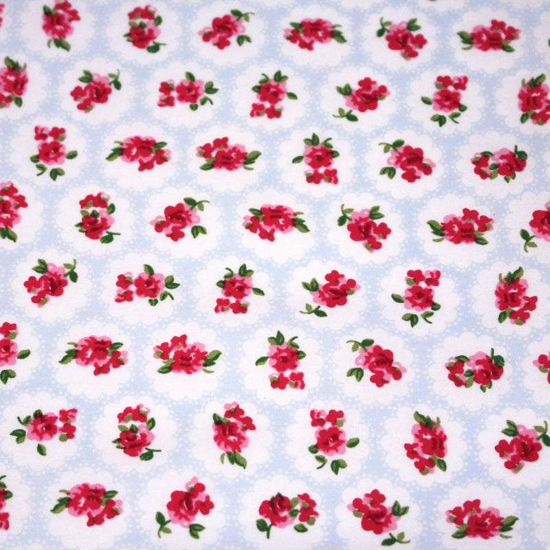 Tissu popeline SHOREDITCH, motif britannique fleuri rose, fond bleu ciel & blanc - tissuspipi.com
