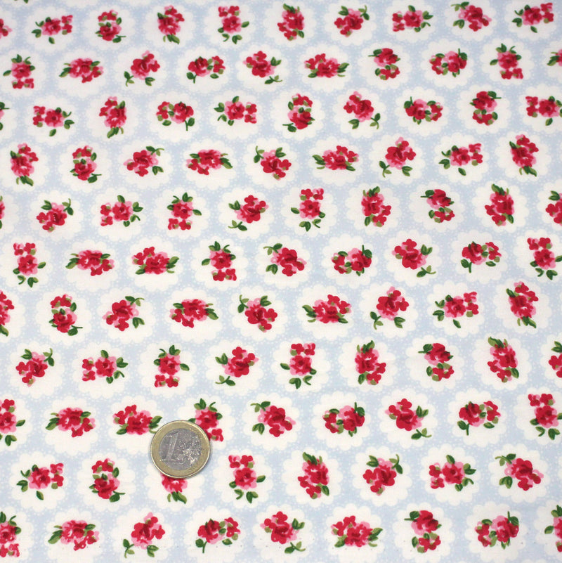 Tissu popeline SHOREDITCH, motif britannique fleuri rose, fond bleu ciel & blanc - tissuspipi.com