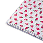 Tissu popeline SHOREDITCH, motif britannique fleuri rose, fond bleu ciel & blanc - tissuspipi.com