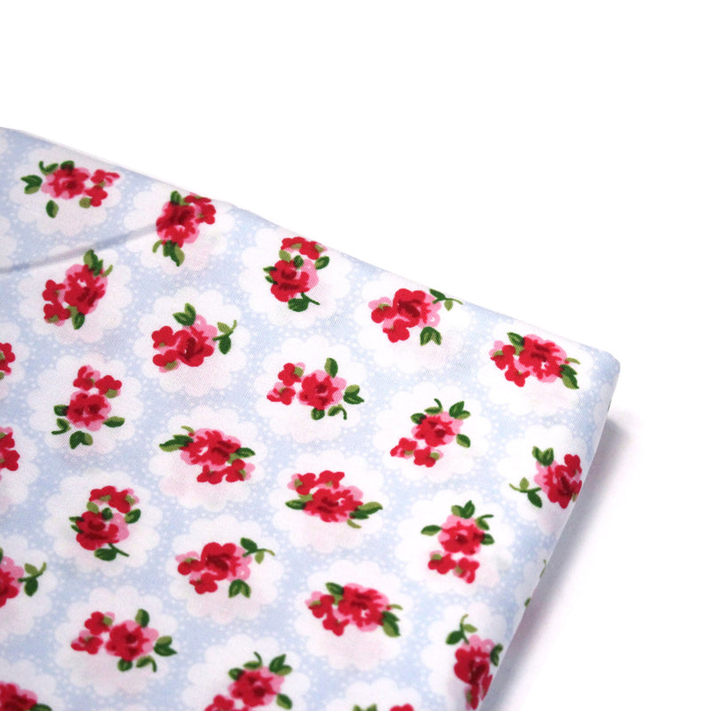 Tissu popeline SHOREDITCH, motif britannique fleuri rose, fond bleu ciel & blanc - tissuspipi.com