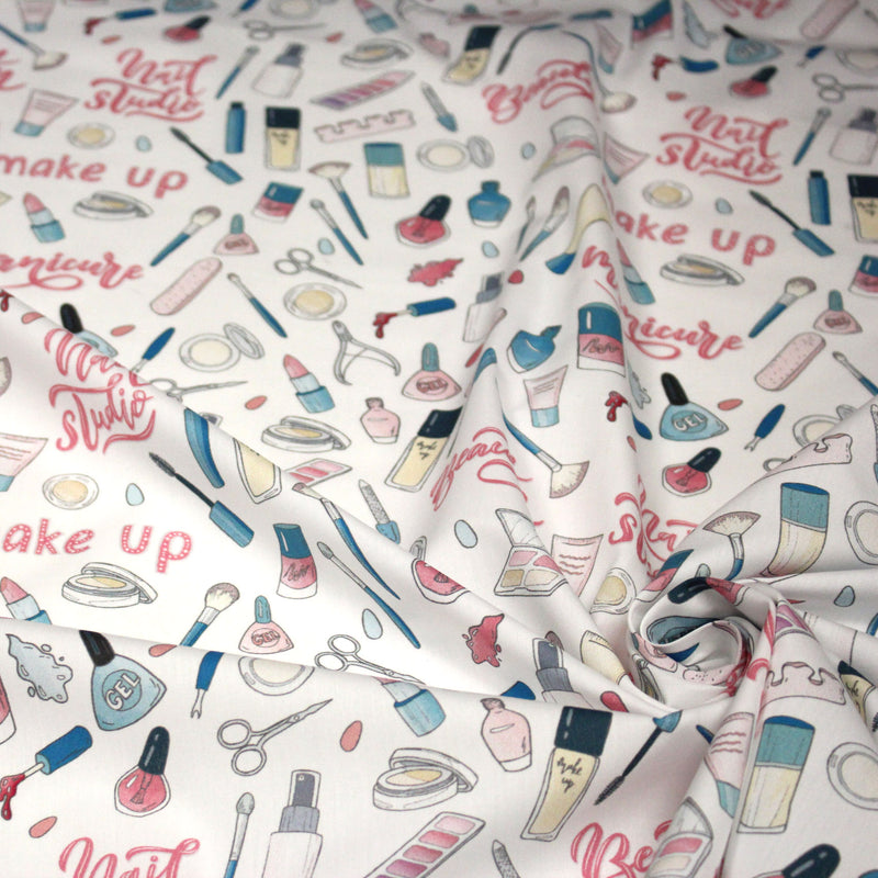 Tissu cotonnade MAKE - UP GIRLY, motifs maquillages et parfums, tons roses, bleus, écrus - tissuspipi.com