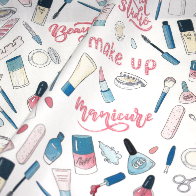Tissu cotonnade MAKE - UP GIRLY, motifs maquillages et parfums, tons roses, bleus, écrus - tissuspipi.com