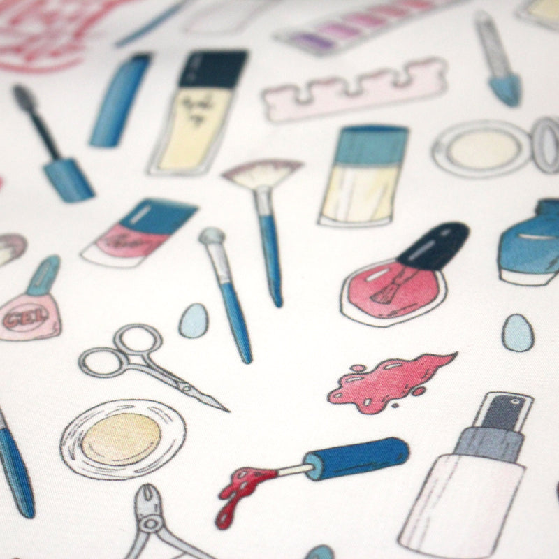 Tissu cotonnade MAKE - UP GIRLY, motifs maquillages et parfums, tons roses, bleus, écrus - tissuspipi.com