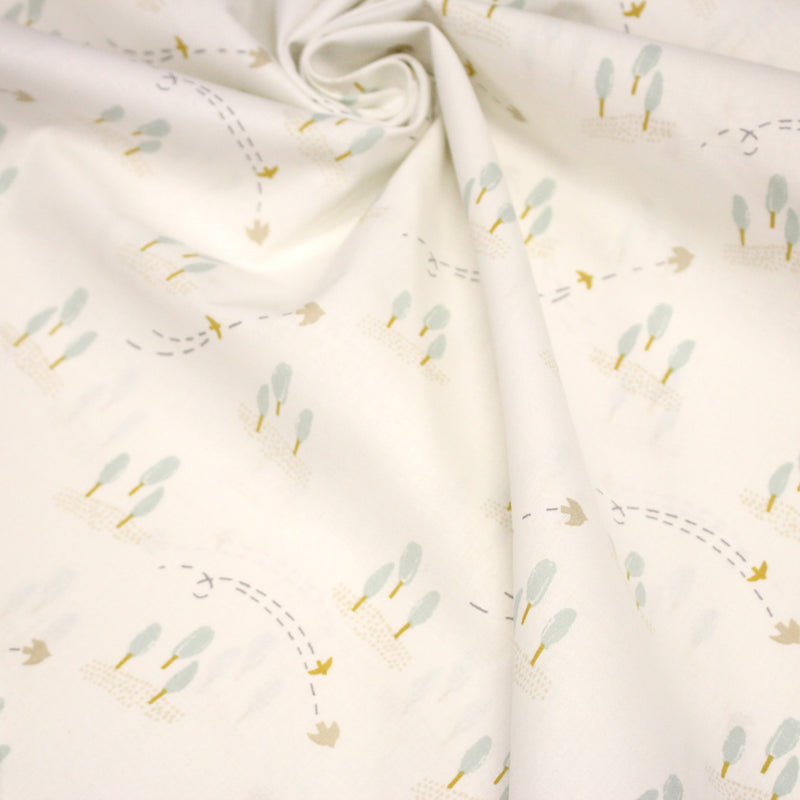 Tissu cotonnade enfant, les cyprès et les oiseaux, fond blanc cassé - OEKO - TEX STANDARD 100 - tissuspipi.com