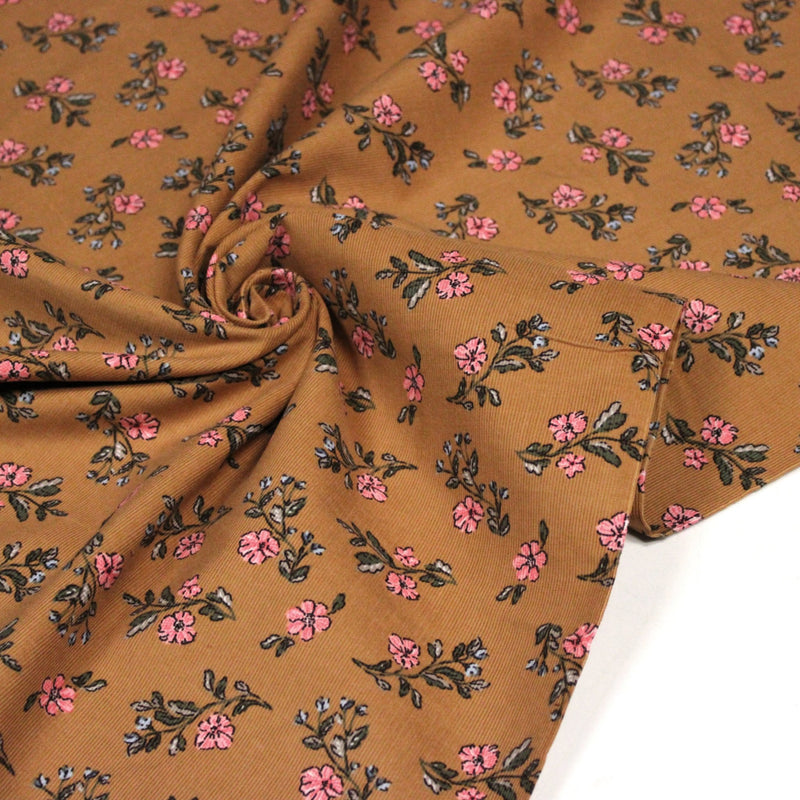 Tissu velours milleraies imprimé ocre aux fines fleurs roses & fines feuilles - STANDARD 100 OEKO-TEX - tissuspipi.com