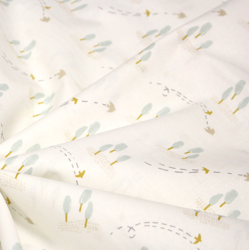Tissu cotonnade enfant, les cyprès et les oiseaux, fond blanc cassé - OEKO - TEX STANDARD 100 - tissuspipi.com