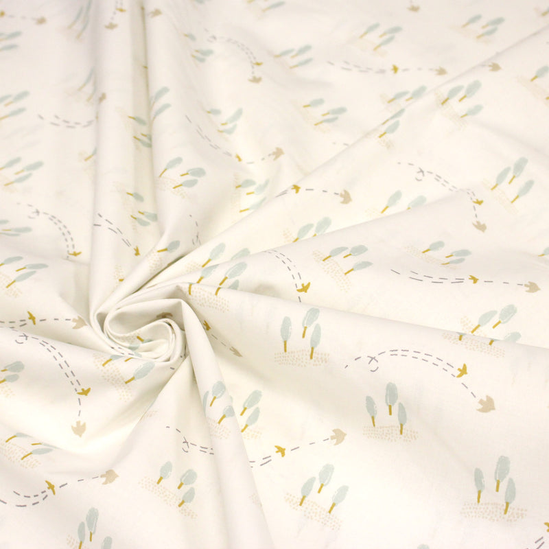 Tissu cotonnade enfant, les cyprès et les oiseaux, fond blanc cassé - OEKO - TEX STANDARD 100 - tissuspipi.com