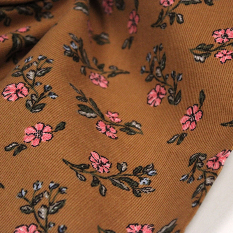 Tissu velours milleraies imprimé ocre aux fines fleurs roses & fines feuilles - STANDARD 100 OEKO-TEX - tissuspipi.com