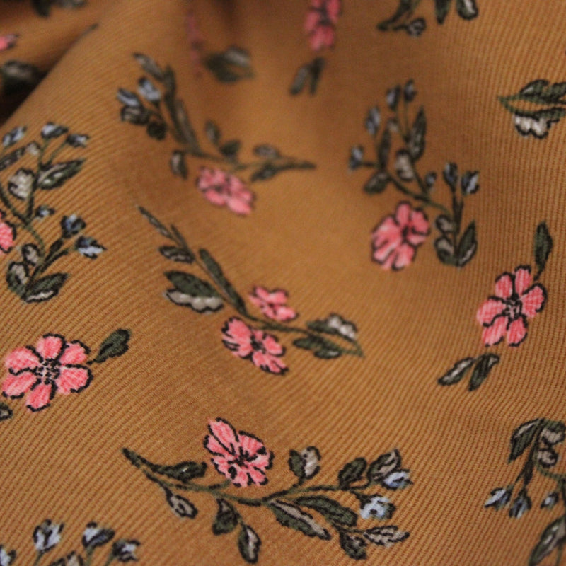 Tissu velours milleraies imprimé ocre aux fines fleurs roses & fines feuilles - STANDARD 100 OEKO-TEX - tissuspipi.com
