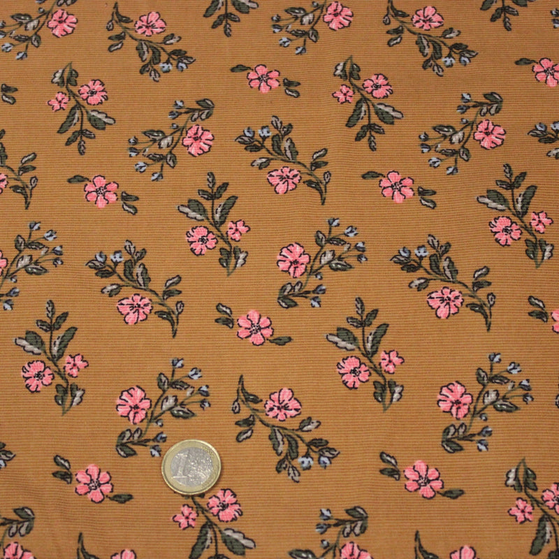 Tissu velours milleraies imprimé ocre aux fines fleurs roses & fines feuilles - STANDARD 100 OEKO-TEX - tissuspipi.com