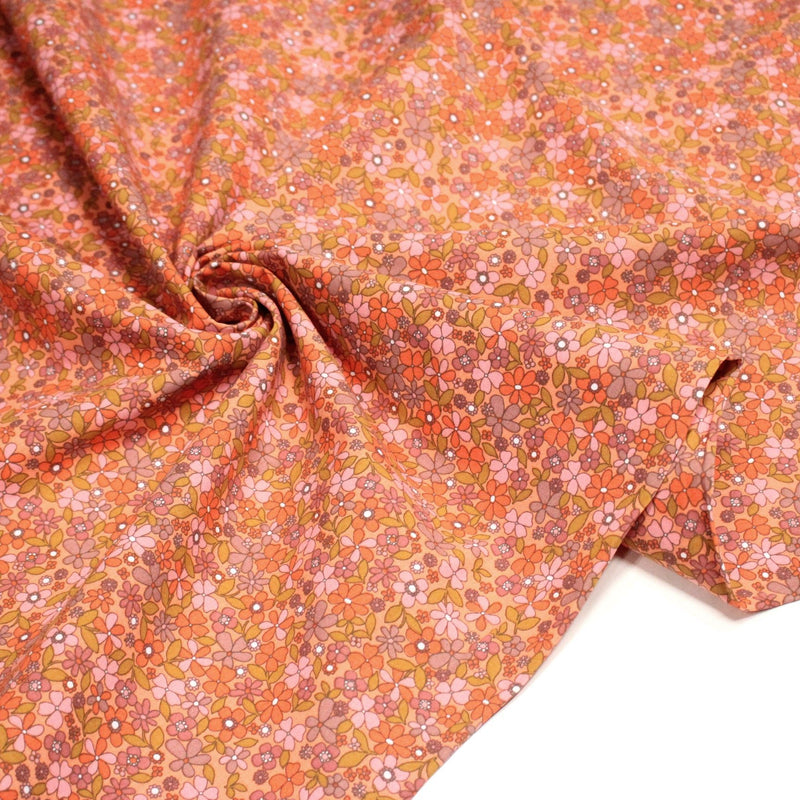 Tissu cotonnade fleuri corail aux fines fleurs roses, ocres et parme - OEKO - TEX STANDARD 100 - tissuspipi.com