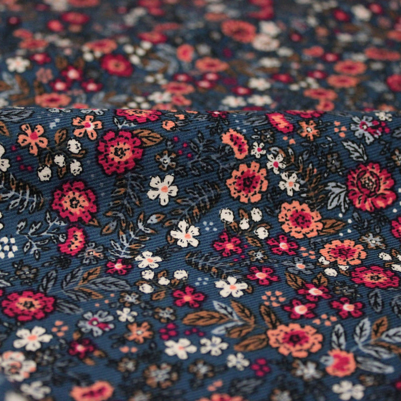 Tissu velours milleraies imprimé fleuri bleu Prusse aux fines fleurs corail, byzantin, blanches - STANDARD 100 OEKO-TEX - tissuspipi.com