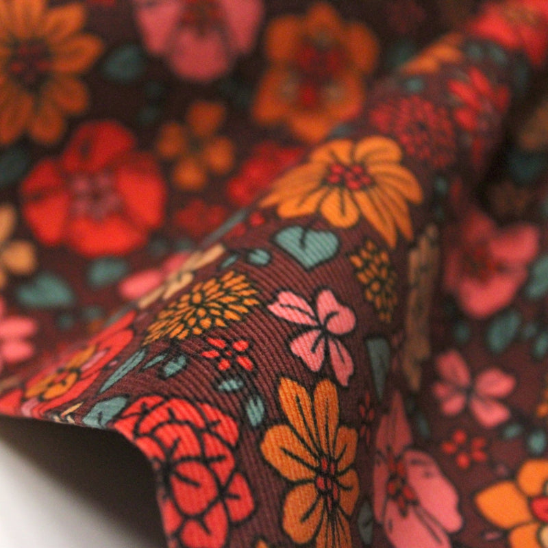 Tissu velours milleraies imprimé SEVENTIES choco aux fleurs rouge roses oranges - STANDARD 100 OEKO-TEX - tissuspipi.com