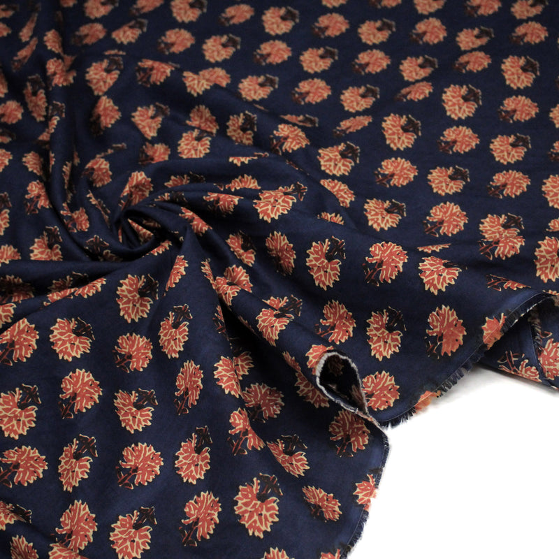 Tissu coton fin imprimé INDIENNES, bleu aux motifs floraux BOOTA rouges - STANDARD 100 OEKO - TEX - tissuspipi.com