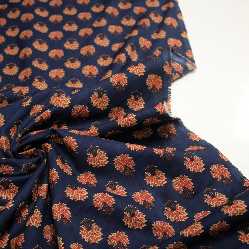Tissu coton fin imprimé INDIENNES, bleu aux motifs floraux BOOTA rouges - STANDARD 100 OEKO - TEX - tissuspipi.com