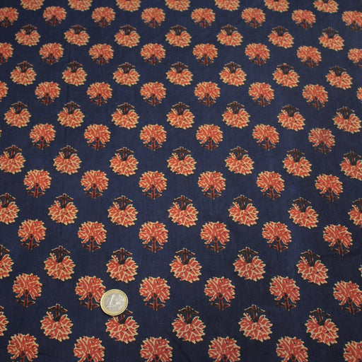 Tissu coton fin imprimé INDIENNES, bleu aux motifs floraux BOOTA rouges - STANDARD 100 OEKO - TEX - tissuspipi.com