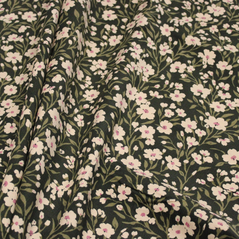 Tissu velours milleraies imprimé vert anglais aux fleurs écrues & fines feuilles - STANDARD 100 OEKO-TEX - tissuspipi.com