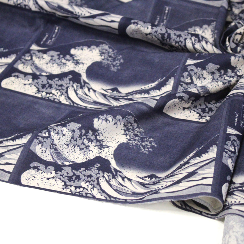 Tissu cotonnade motif japonais "La Grande Vague de Kanagawa" d'HOKUSAI, tons bleus & écrus - tissuspipi.com