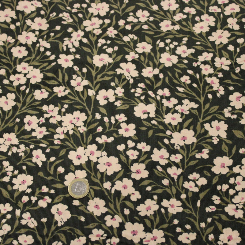Tissu velours milleraies imprimé vert anglais aux fleurs écrues & fines feuilles - STANDARD 100 OEKO-TEX - tissuspipi.com