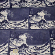 Tissu cotonnade motif japonais "La Grande Vague de Kanagawa" d'HOKUSAI, tons bleus & écrus - tissuspipi.com