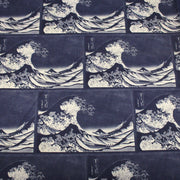 Tissu cotonnade motif japonais "La Grande Vague de Kanagawa" d'HOKUSAI, tons bleus & écrus - tissuspipi.com