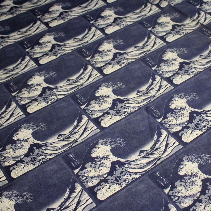 Tissu cotonnade motif japonais "La Grande Vague de Kanagawa" d'HOKUSAI, tons bleus & écrus - tissuspipi.com