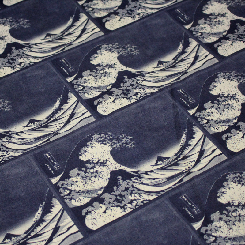 Tissu cotonnade motif japonais "La Grande Vague de Kanagawa" d'HOKUSAI, tons bleus & écrus - tissuspipi.com