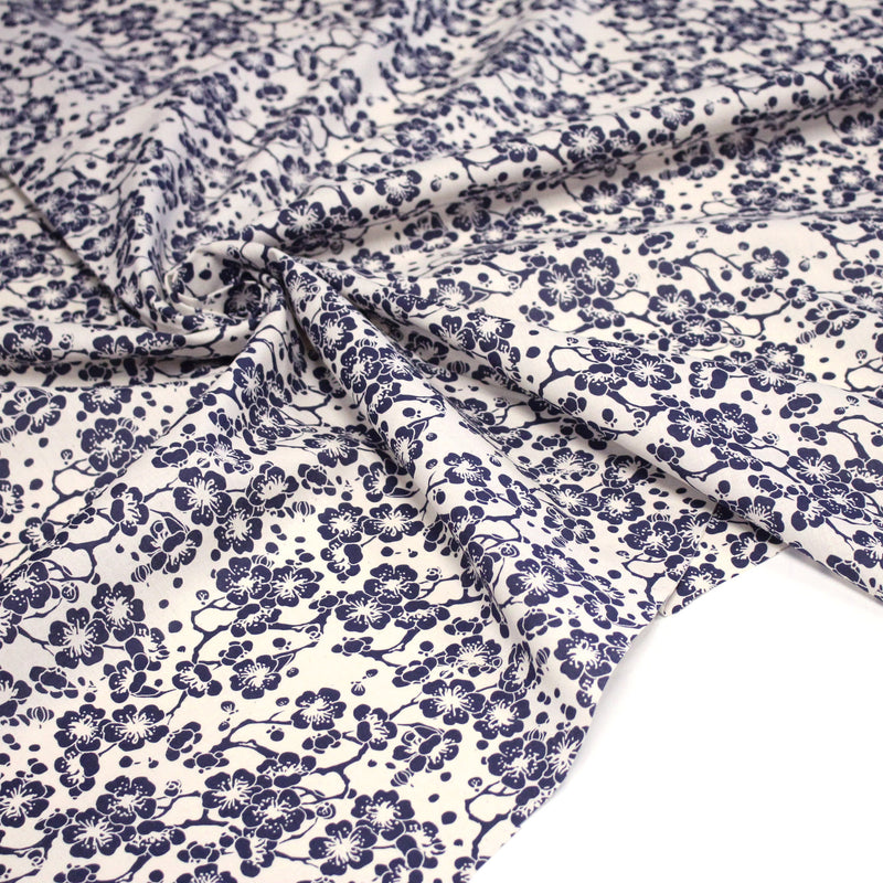 Tissu cotonnade motif japonais HANA aux fleurs de cerisier : écru/bleu et bleu/écru - tissuspipi.com