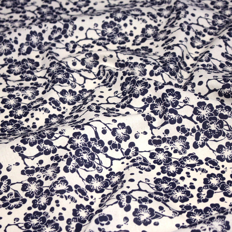Tissu cotonnade motif japonais HANA aux fleurs de cerisier : écru/bleu et bleu/écru - tissuspipi.com