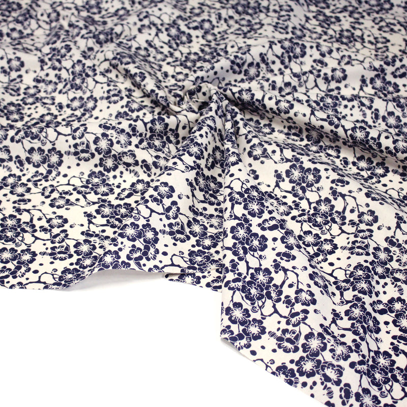 Tissu cotonnade motif japonais HANA aux fleurs de cerisier : écru/bleu et bleu/écru - tissuspipi.com