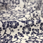 Tissu cotonnade motif japonais HANA aux fleurs de cerisier : écru/bleu et bleu/écru - tissuspipi.com