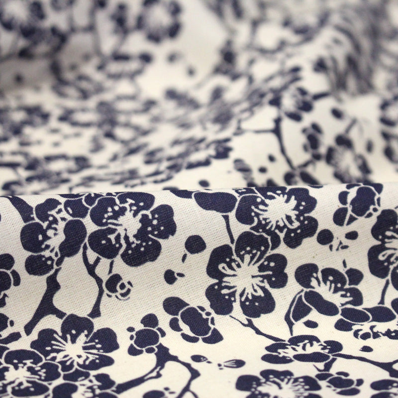 Tissu cotonnade motif japonais HANA aux fleurs de cerisier : écru/bleu et bleu/écru - tissuspipi.com