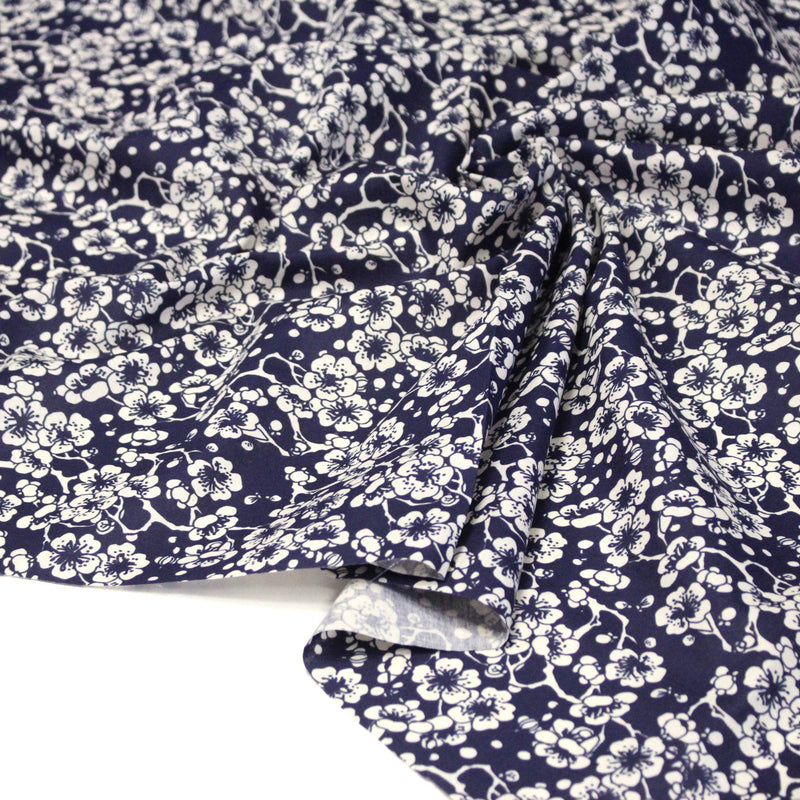 Tissu cotonnade motif japonais HANA aux fleurs de cerisier : écru/bleu et bleu/écru - tissuspipi.com