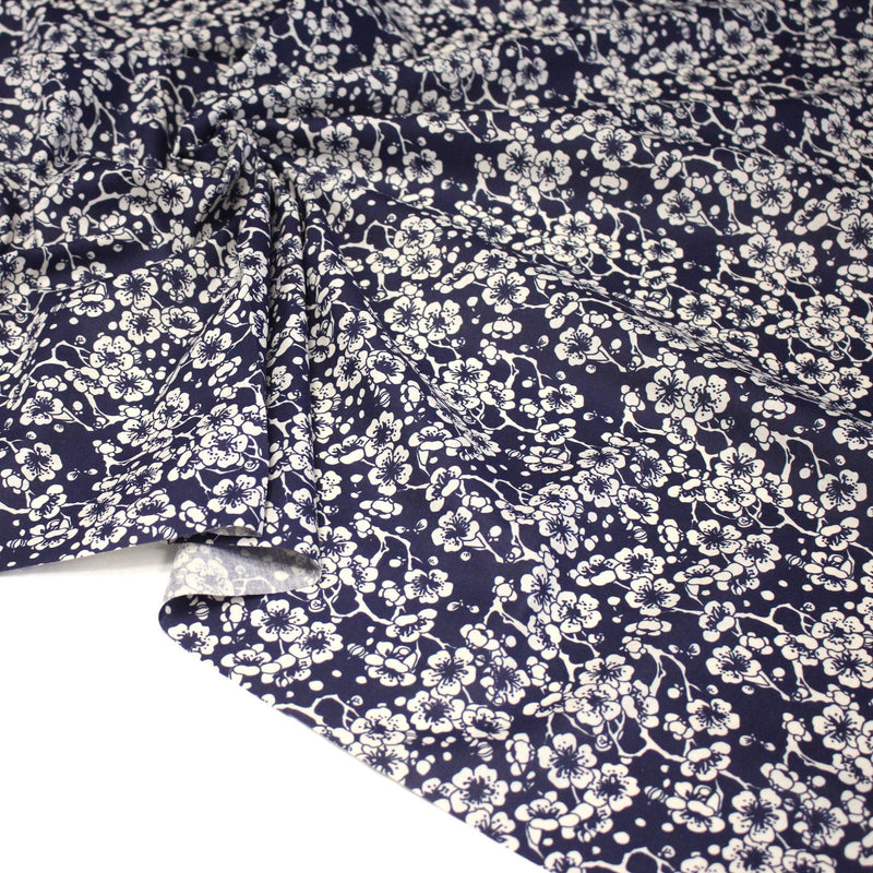 Tissu cotonnade motif japonais HANA aux fleurs de cerisier : écru/bleu et bleu/écru - tissuspipi.com