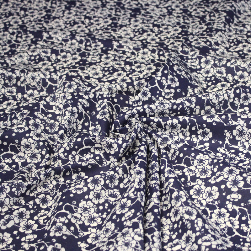 Tissu cotonnade motif japonais HANA aux fleurs de cerisier : écru/bleu et bleu/écru - tissuspipi.com