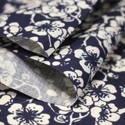Tissu cotonnade motif japonais HANA aux fleurs de cerisier : écru/bleu et bleu/écru - tissuspipi.com